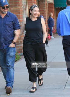 Stephanie Courtney feet photo thumbnail