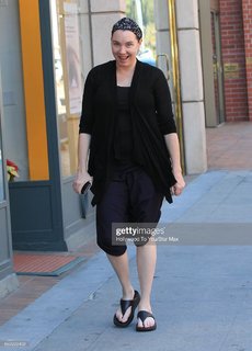 Stephanie Courtney feet photo thumbnail