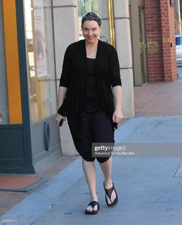 Stephanie Courtney feet photo thumbnail