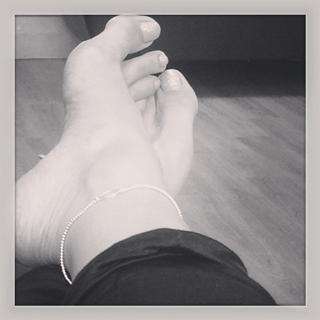 Stephanie Davis feet photo thumbnail