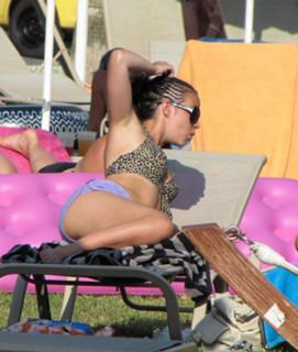 Stephanie Davis feet photo thumbnail