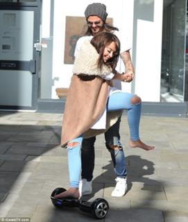 Stephanie Davis feet photo thumbnail