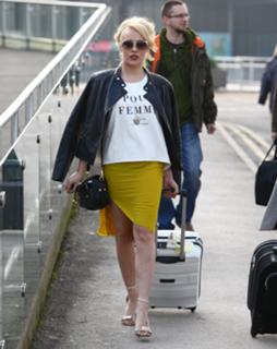 Stephanie Davis feet photo thumbnail