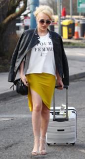 Stephanie Davis feet photo thumbnail