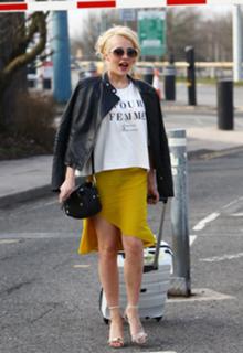 Stephanie Davis feet photo thumbnail