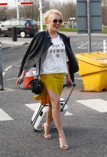 Stephanie Davis feet photo thumbnail