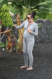 Stephanie Davis feet photo thumbnail