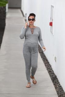 Stephanie Davis feet photo thumbnail