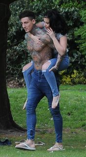 Stephanie Davis feet photo thumbnail