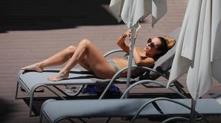 Stephanie Davis feet photo thumbnail