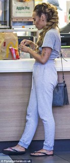 Stephanie Davis feet photo thumbnail