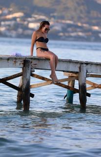 Stephanie Davis feet photo thumbnail