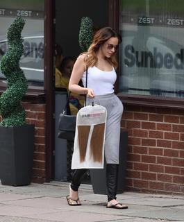 Stephanie Davis feet photo thumbnail