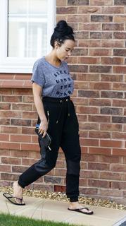 Stephanie Davis feet photo thumbnail