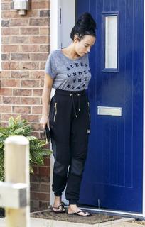 Stephanie Davis feet photo thumbnail