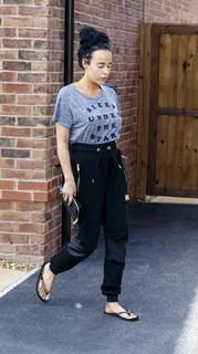 Stephanie Davis feet photo thumbnail