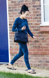 Stephanie Davis feet photo thumbnail