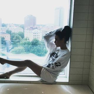 Stephanie Davis feet photo thumbnail