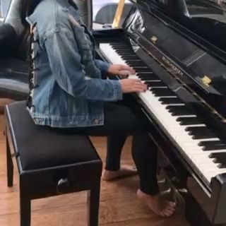 Stephanie Davis feet photo thumbnail