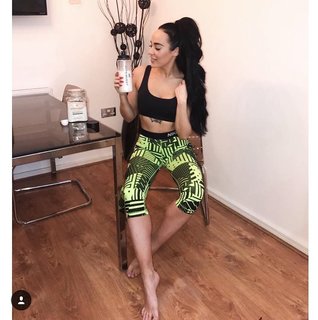 Stephanie Davis feet photo thumbnail