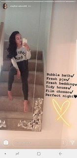 Stephanie Davis feet photo thumbnail