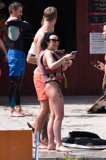 Stephanie Davis feet photo thumbnail