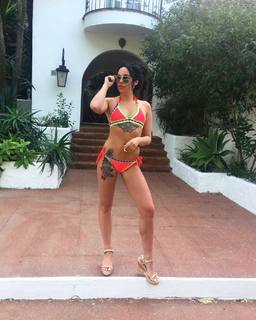 Stephanie Davis feet photo thumbnail