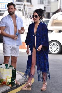 Stephanie Davis feet photo thumbnail