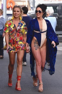 Stephanie Davis feet photo thumbnail