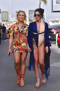 Stephanie Davis feet photo thumbnail