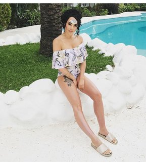 Stephanie Davis feet photo thumbnail