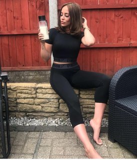 Stephanie Davis feet photo thumbnail