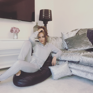 Stephanie Davis feet photo thumbnail