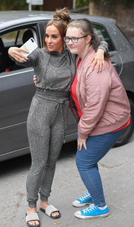 Stephanie Davis feet photo thumbnail