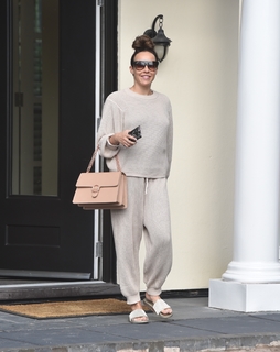 Stephanie Davis feet photo thumbnail