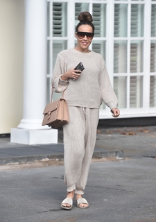 Stephanie Davis feet photo thumbnail