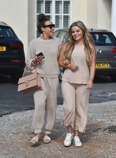 Stephanie Davis feet photo thumbnail