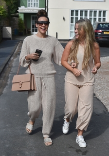 Stephanie Davis feet photo thumbnail