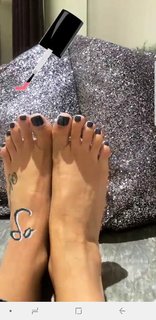 Stephanie Davis feet photo thumbnail