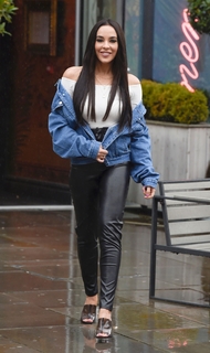 Stephanie Davis feet photo thumbnail