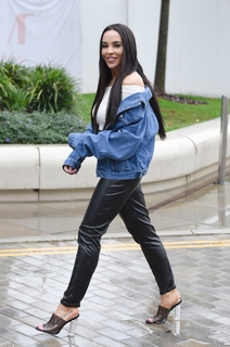 Stephanie Davis feet photo thumbnail