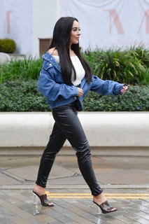 Stephanie Davis feet photo thumbnail