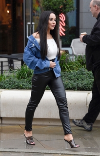 Stephanie Davis feet photo thumbnail