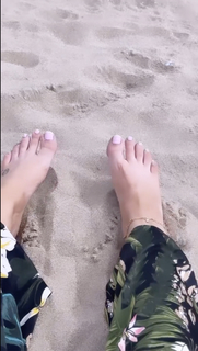 Stephanie Davis feet photo thumbnail
