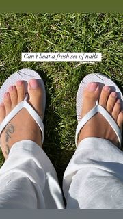 Stephanie Davis feet photo thumbnail