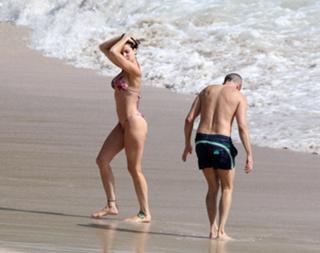 Stephanie Seymour feet photo thumbnail