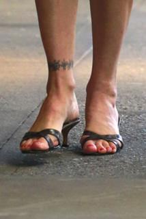 Stephanie Seymour feet photo thumbnail