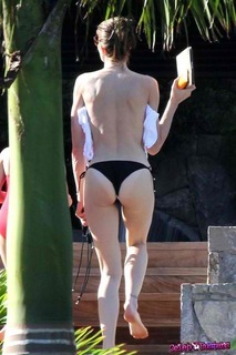 Stephanie Seymour feet photo thumbnail