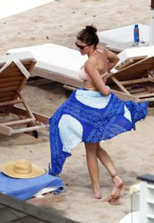 Stephanie Seymour feet photo thumbnail