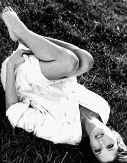 Stephanie Seymour feet photo thumbnail